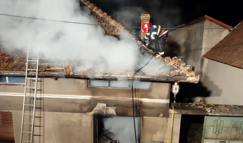 Incendiu la o casă din localitatea Oțelu Roșu 1 incendiu ezeris
