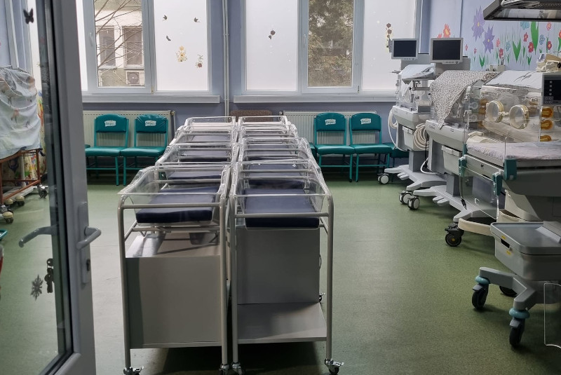 Secția de neonatologie a Spitalului din Reșița a fost dotată cu pătuțuri pentru nou-născuți 1 paturi spital