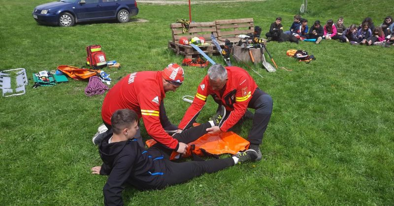 Salvamontiştii cărăşeni au dat roşul pe... verde 1 salvamont scoala 2