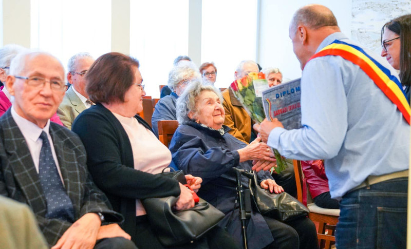 50 de ani de căsnicie, sărbătoriți cu fast la Primăria Reșița 1 diplome primarie