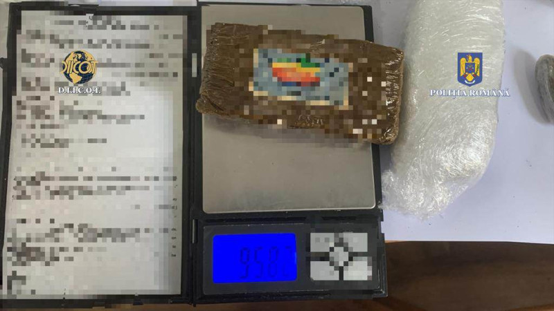 Traficanți de droguri, prinși în Caraș-Severin cu marfă în bagaje 1 droguri2