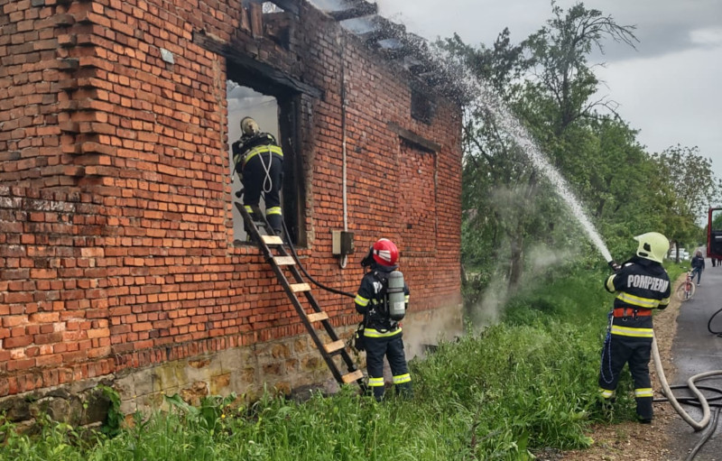 Tragedie la Mâtnicu Mare. Un bărbat a fost găsit carbonizat în locuința sa 1 inc cu mort