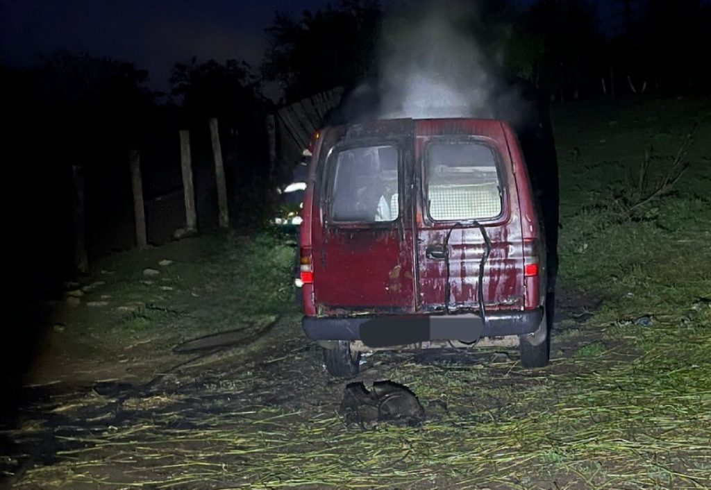 Un autoturism a ars la intrarea în satul Ciclova Română 1 incendiu masina