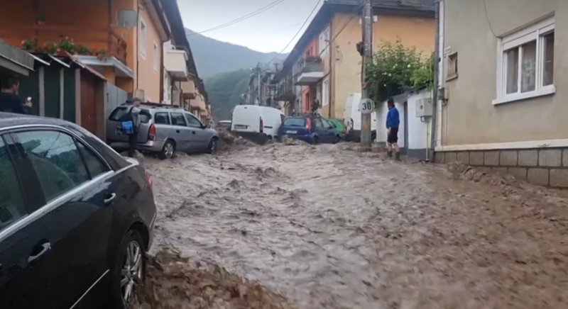 Mai multe străzi din Reşiţa au fost inundate, pompierii au suplimentat efectivele pentru intervenţii (UPDATE) 2 inundatii resita1