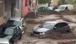 Mai multe străzi din Reşiţa au fost inundate, pompierii au suplimentat efectivele pentru intervenţii (UPDATE)