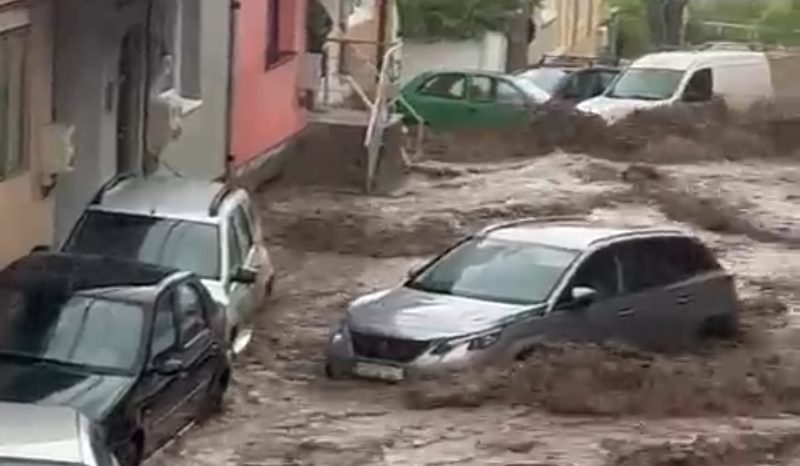Mai multe străzi din Reşiţa au fost inundate, pompierii au suplimentat efectivele pentru intervenţii (UPDATE) 1 inundatii resita5
