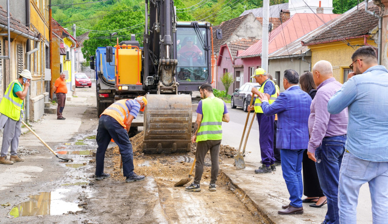 La Oravița, șapte străzi vor fi reabilitate și vor continua lucrările de modernizare a rețelelor de apă și canalizare 1 lucrari oravita