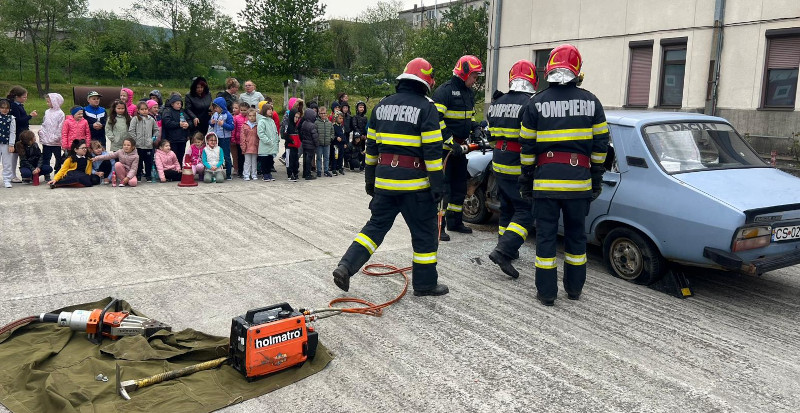 O zi "altfel" la Secția de Pompieri Oravița 1 pompieri oravita