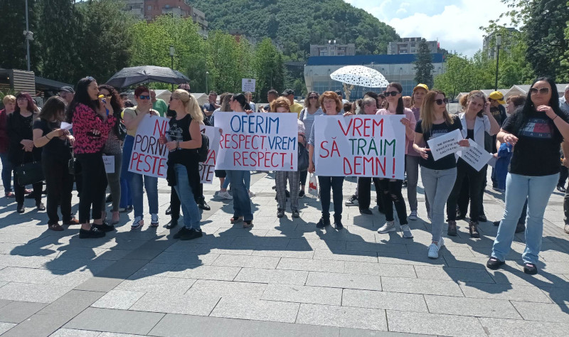 Cadrele didactice și personalul auxiliar din Caraș-Severin pichetează Prefectura 1 protest2