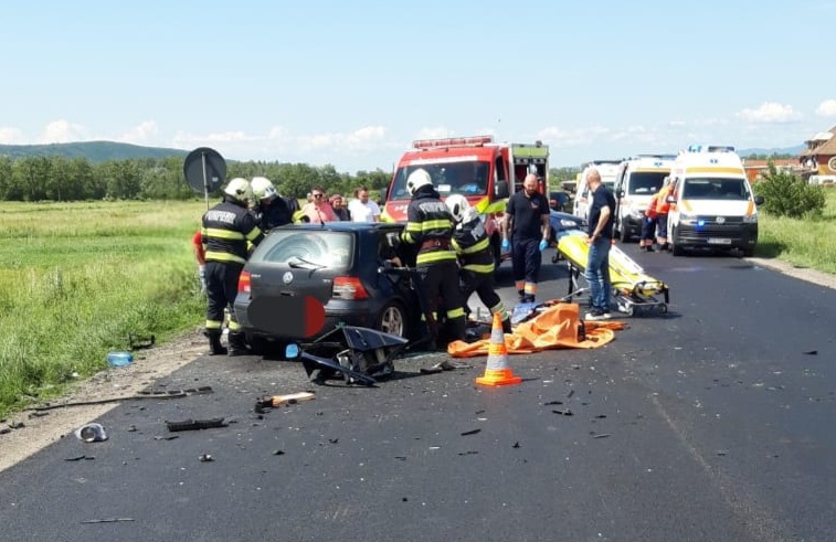 Șase persoane au ajuns la spital în urma unui accident de circulație lângă Bucoșnița 1 IMG 20230604 WA0000