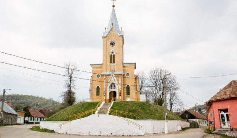 vedere cu biserica romano catolica din steierdorf judetul caras severin