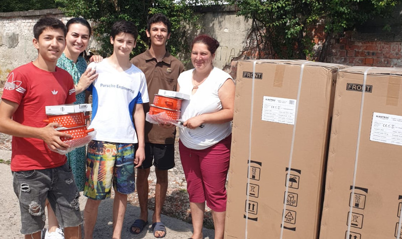 65 de pachete speciale au fost oferite familiilor din zonele marginalizate ale Reşiţei 1 pachete priamrie yum