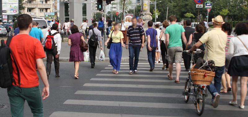Românii continuă să plece în masă în afara țării 1 oameni pe strada