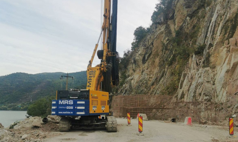 Au fost reluate lucrările în zona localității Berzasca 1 berzasca drum
