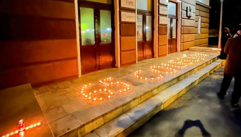 8 ani de la tragedia „Colectiv“. La Reșița, victimele au fost comemorate în fața Centrului UBB 1 victime ubb