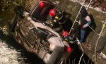 Două persoane au ajuns la spital după ce s-au răsturnat cu mașina în râul Sodol