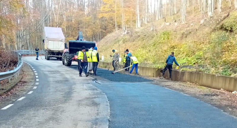 Lucrări de reparații la drumul Cuptoare - Văliug - Slatina Timiș 1 lucrari cj