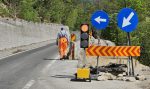 Continuă lucrările la consolidarea drumului între Oravița și Anina